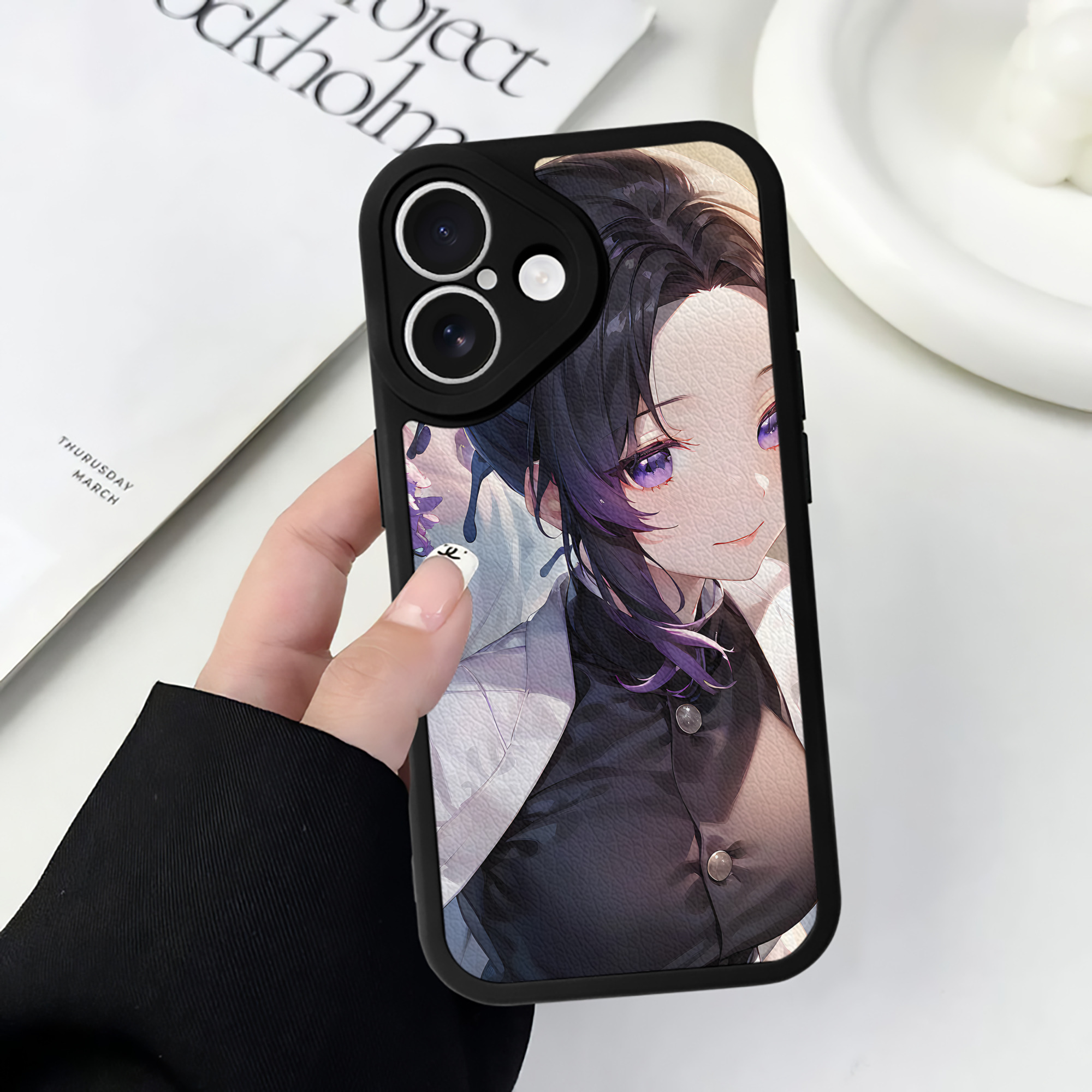 （画像用） 鬼滅の刃（きめつのやいば）蟲柱-胡蝶 しのぶ／こちょう しのぶ Kochou Shinobu 【iPhone 16シリーズ対応】シリコンスマホケース（レザー調） 材質：シリコン